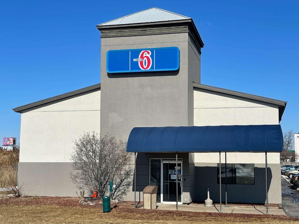 Motel 6 Green Bay, WI - Lambeau image