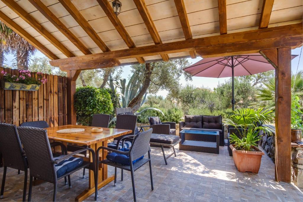 2 bedrooms house at Martinscica 50 m away from the beach with furnished garden and wifi photo 1