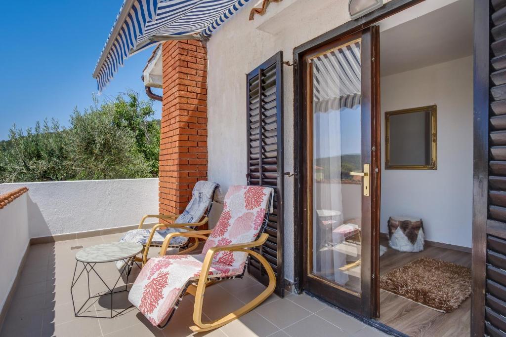 2 bedrooms house at Martinscica 50 m away from the beach with furnished garden and wifi photo 4