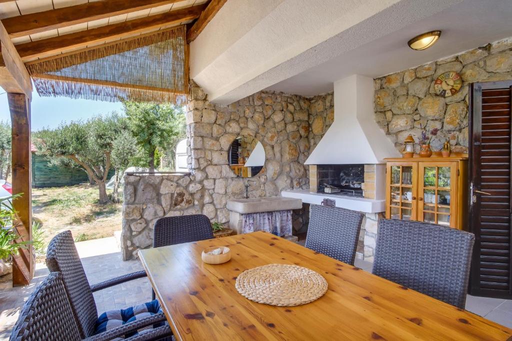 2 bedrooms house at Martinscica 50 m away from the beach with furnished garden and wifi photo 2