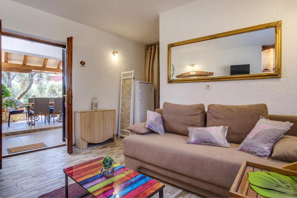 2 bedrooms house at Martinscica 50 m away from the beach with furnished garden and wifi photo 3