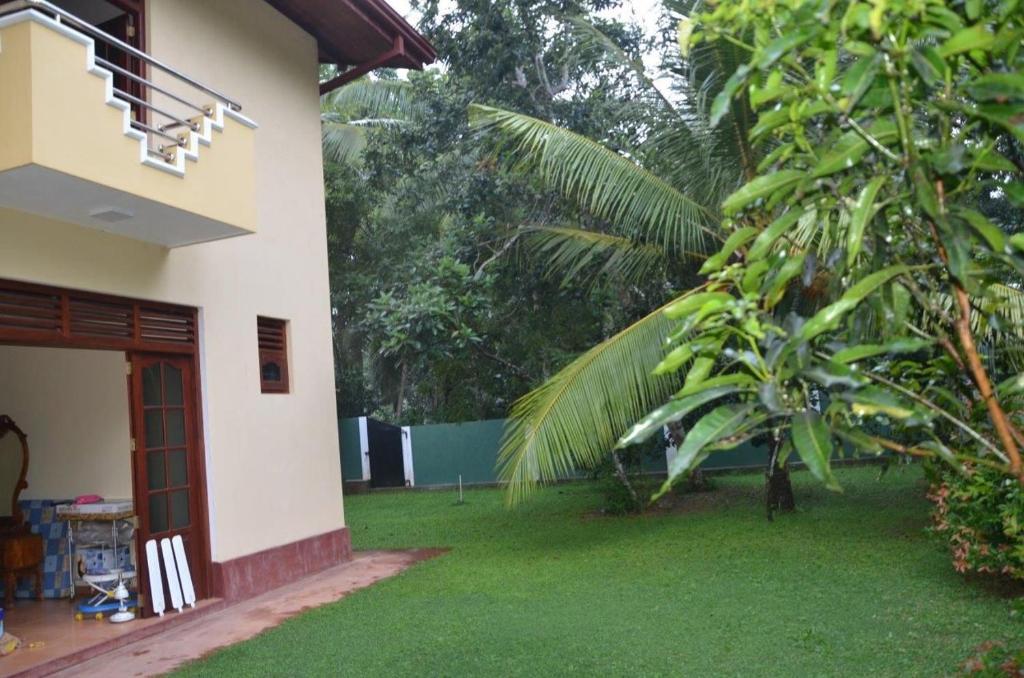 Villa Vinses In Hikkaduwa photo 3