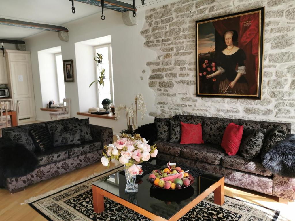 Апартаменты (Исторические апартаменты с 3 спальнями, сауной и камином), OldHouse Apartments