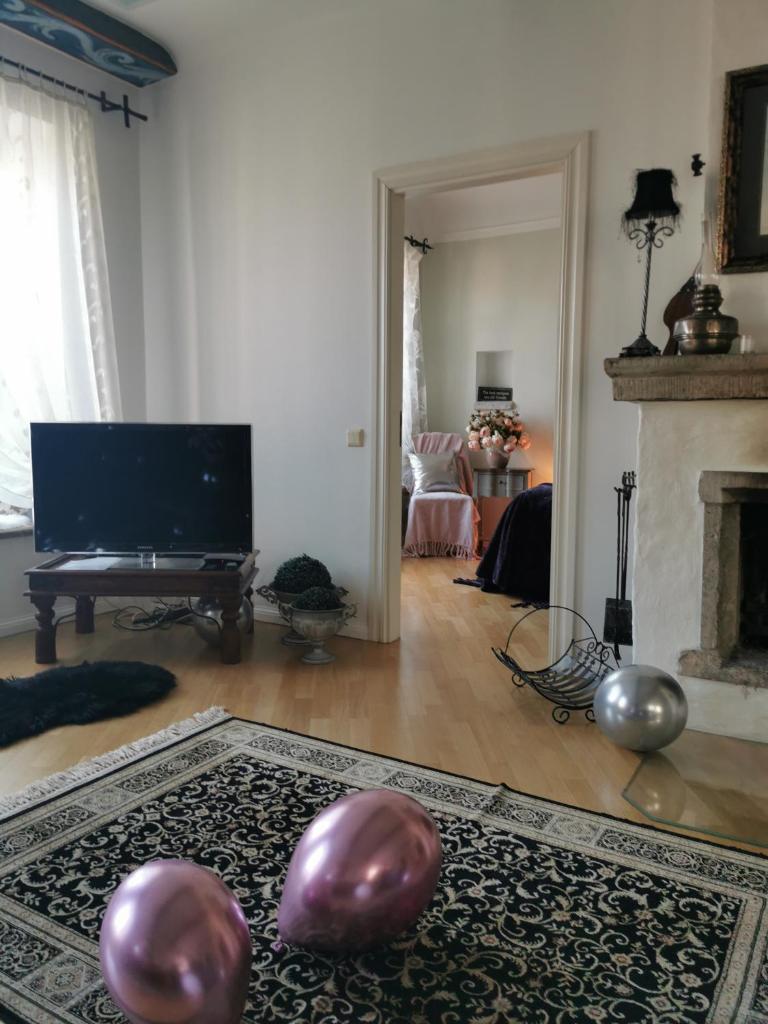 Апартаменты (Апартаменты в пентхаусе с камином и 2 балконами), OldHouse Apartments