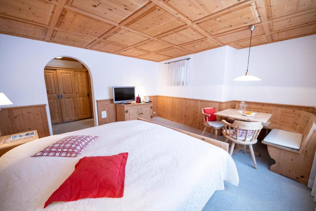 Hotel Engiadina photo 2