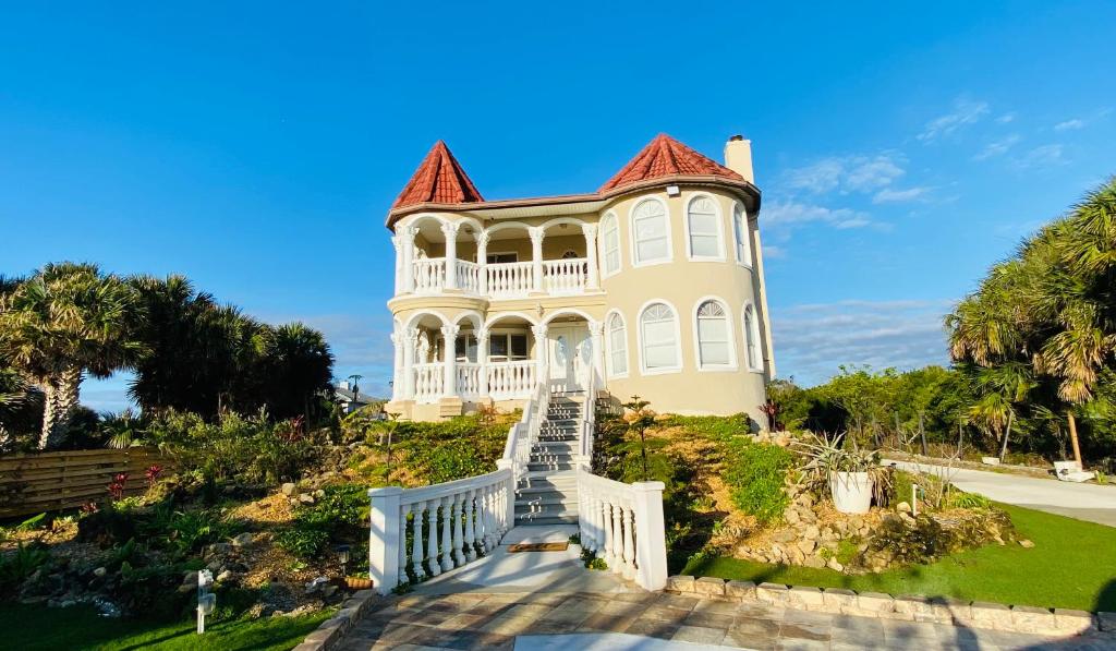 Castle, pvt pool, hot tub, beach, mini-golf, dock, fishing, ping pong image