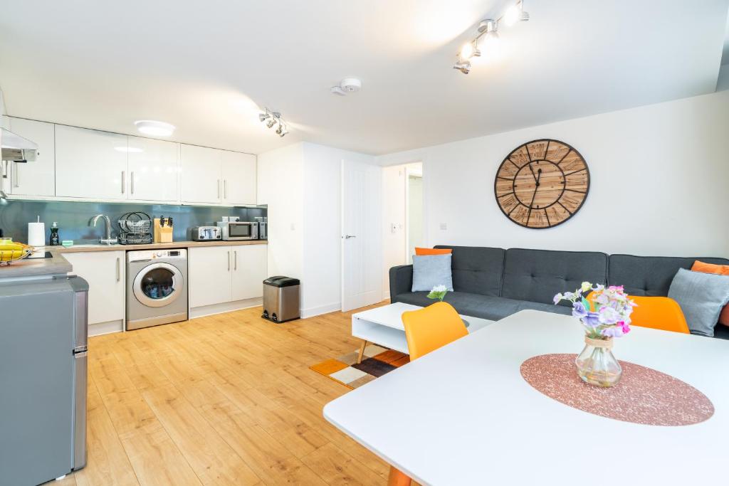 Central - Bright - Sleeps 4 - Netflix - Smart TV's By Teza Homes Serviced Accommodations - Tap to explore photos