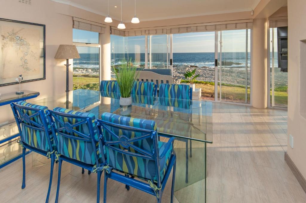 Hermanus Haven, entire home, on the sea, private pool, secure photo 1