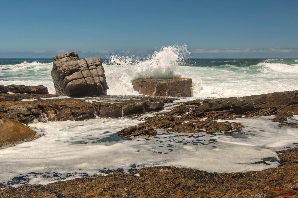 Hermanus Haven, entire home, on the sea, private pool, secure photo 2