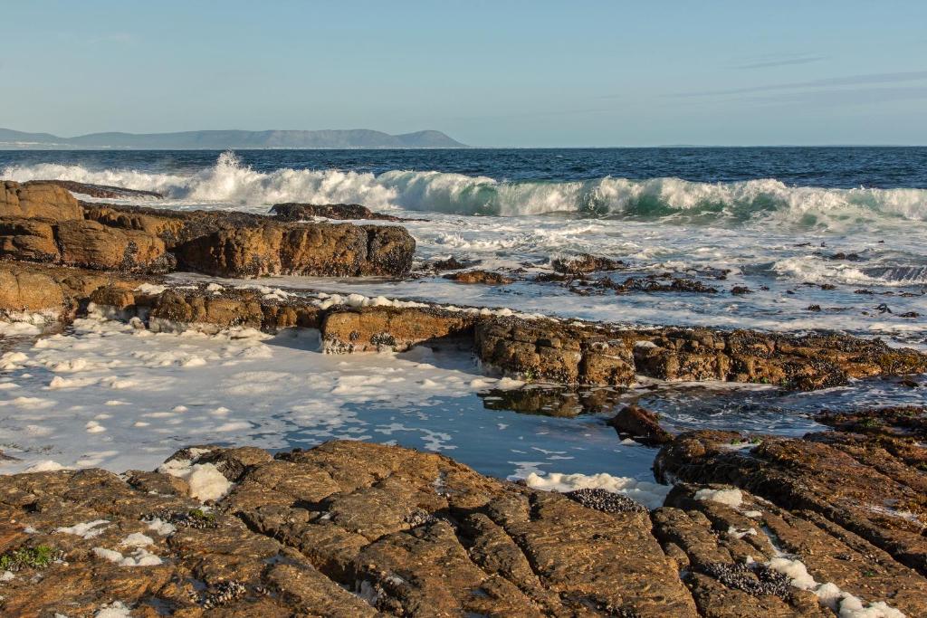 Hermanus Haven, entire home, on the sea, private pool, secure photo 4