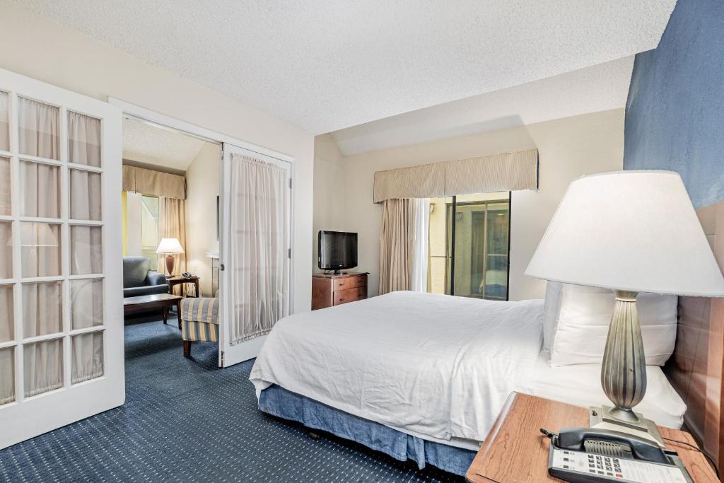 Апартаменты (Апартаменты в пентхаусе), Doral Inn and Suites