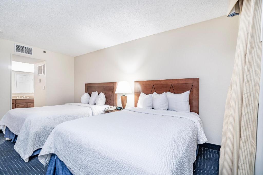 Студио (Двухместный номер-студио Делюкс с 1 кроватью), Doral Inn and Suites