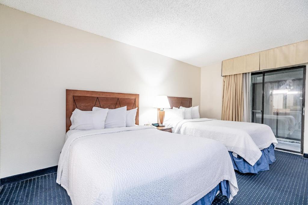 Студио (Двухместный номер-студио Делюкс с 1 кроватью), Doral Inn and Suites