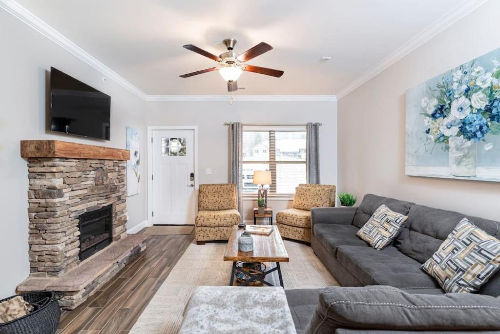 Gorgeous Cades Cove Condo with Community Pool image