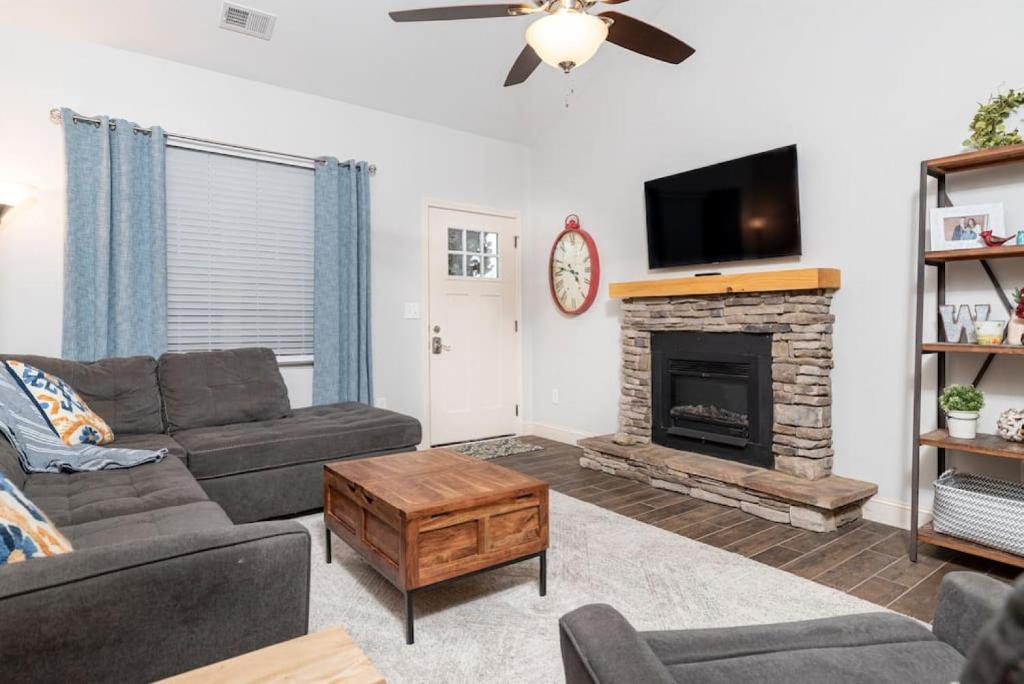 Elegant Cades Cove Condo with Community Pool photo 2