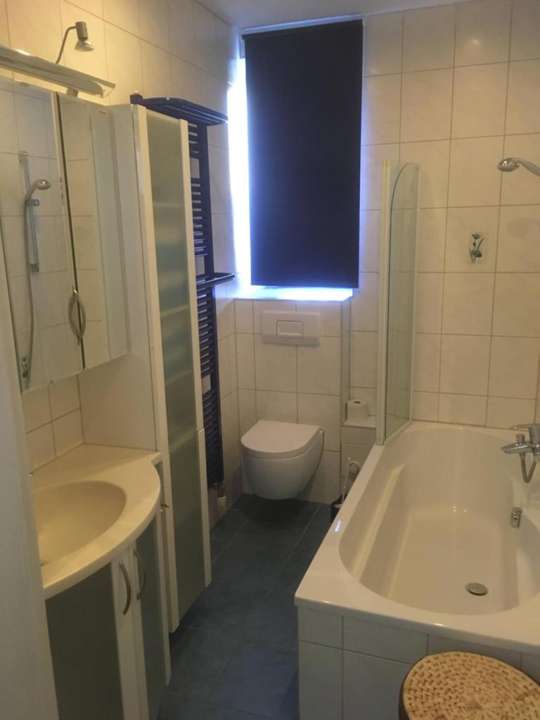Ferienwohnung Kastanienblick oder Parkblick, oder unser Radlerzimmer! - Tap to explore photos