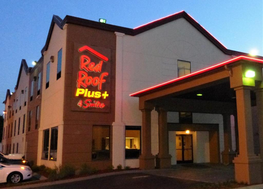 Red Roof Inn PLUS+ & Suites Chattanooga - Downtown photo 2
