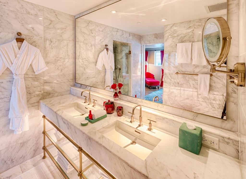 Сьюит (Люкс с 1 спальней с кроватью размера «king-size», вид на залив), Faena Hotel Miami Beach