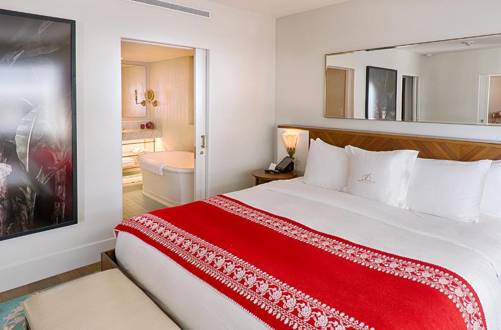Сьюит (Люкс с 1 спальней, кроватью размера «king-size» и видом на океан), Faena Hotel Miami Beach