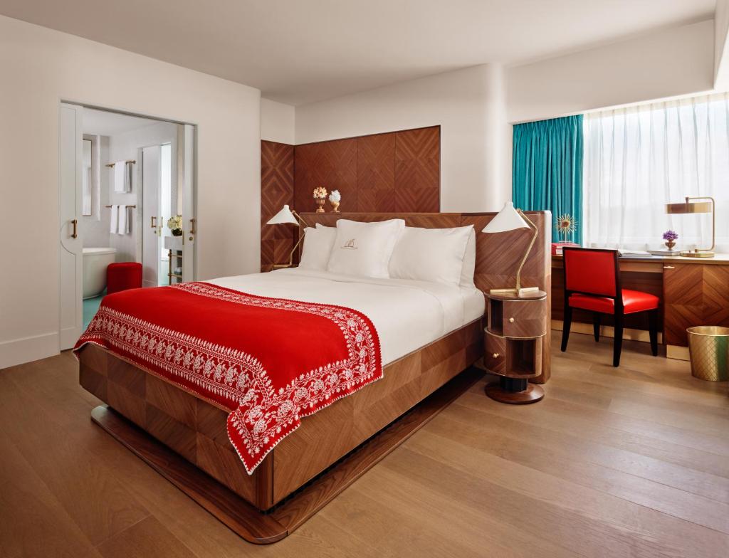 Сьюит (Полулюкс с кроватью размера «queen-size» и видом на залив), Faena Hotel Miami Beach
