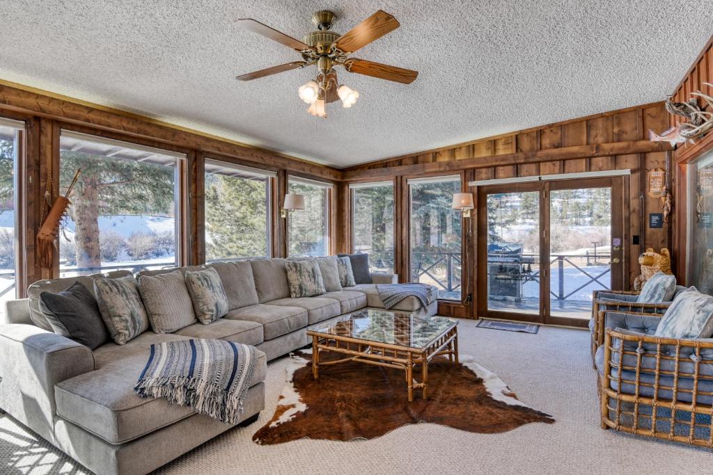 Gorgeous Riverfront Retreat photo 3