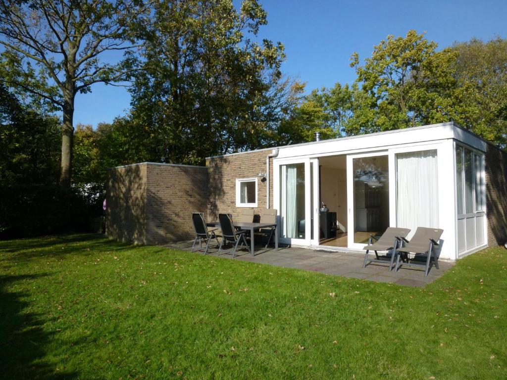 Detached Bungalow in Kamperland by the Lake photo 1