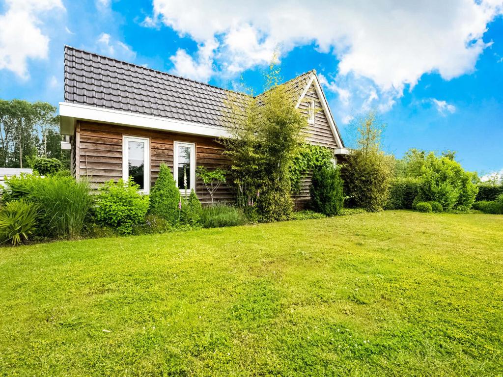 Pretty Holiday Home in Vroomshoop with Garden