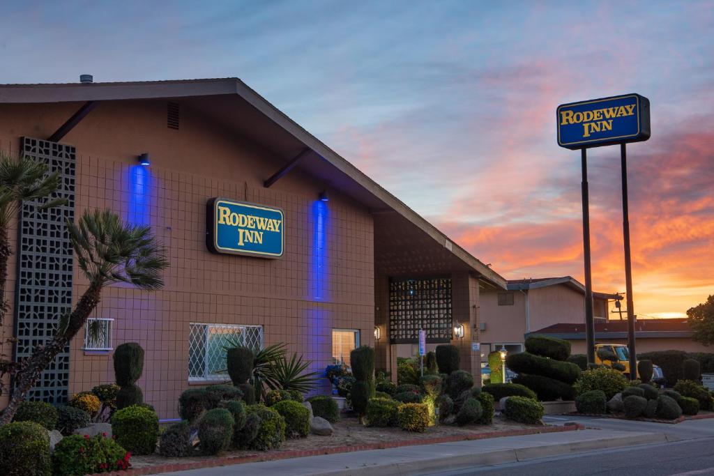 Rodeway Inn Near University-Gateway to Yosemite image