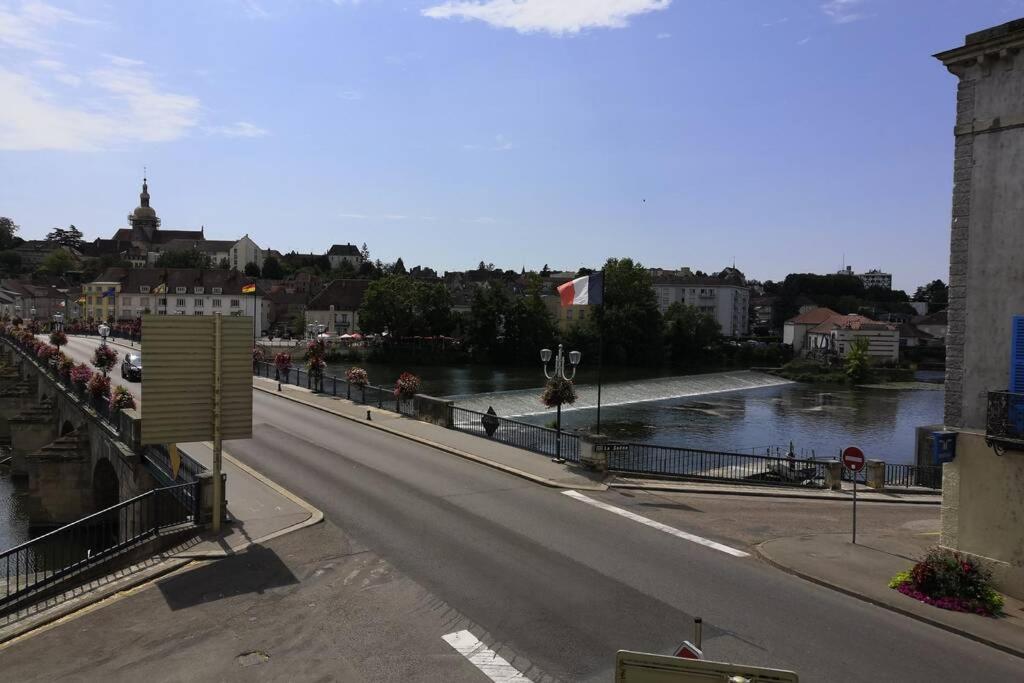 Gray centre ville avec vue sur Saône photo 1