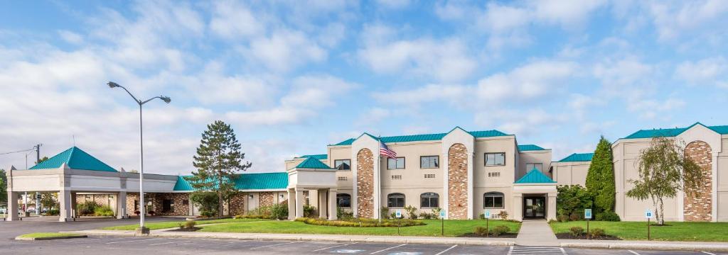Cayuga Blu Hotel image