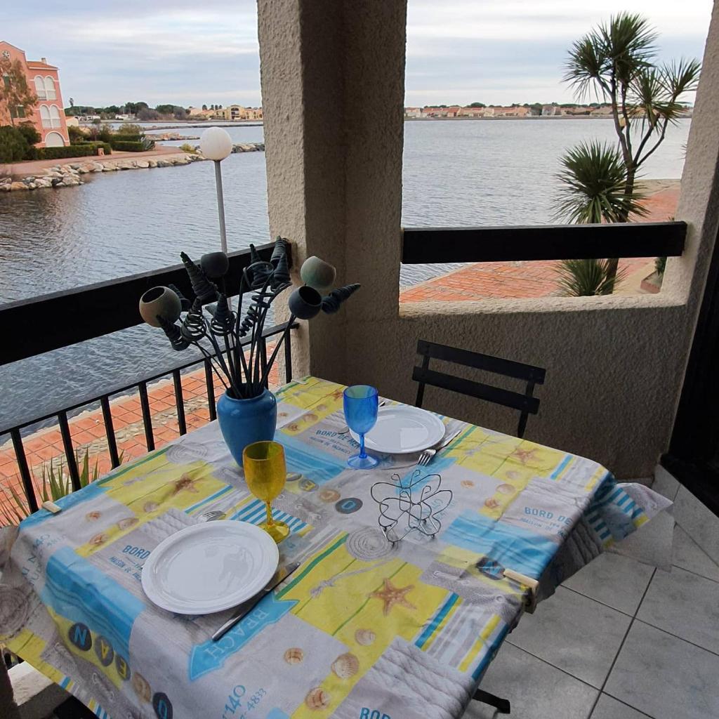 bel Appartement vue sur le lac marin avec WIFI et piscine