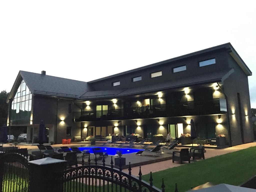 SKY Villa photo 2