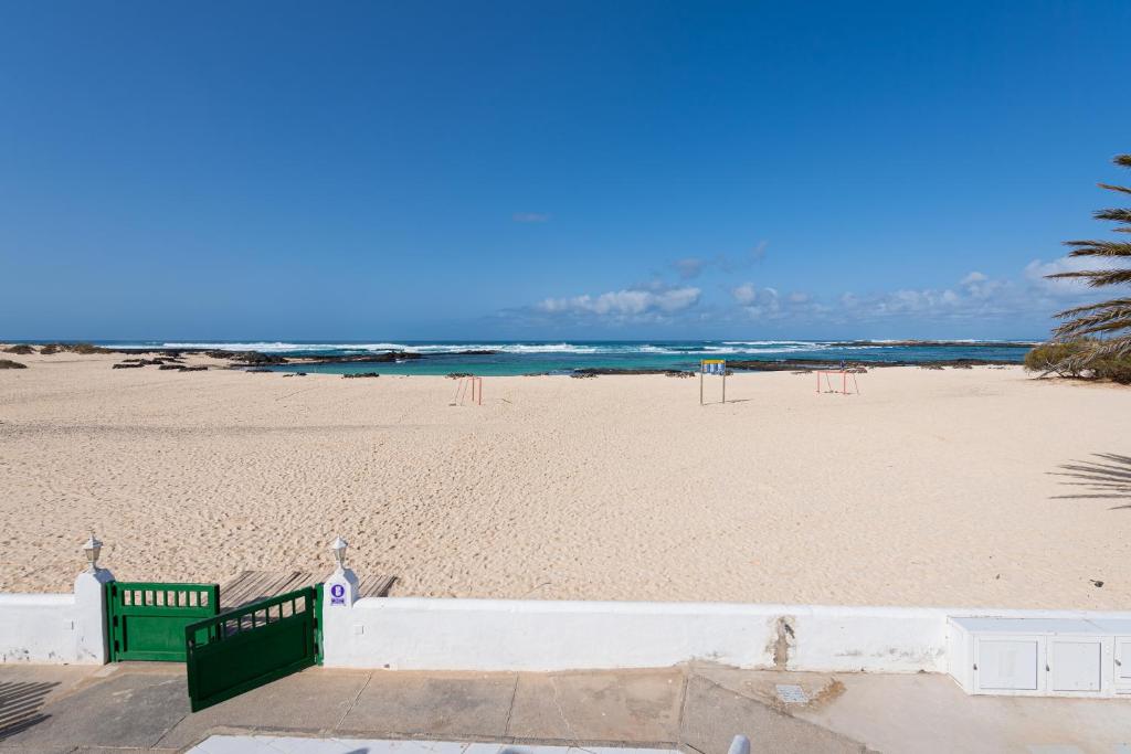 HomeForGuest Modern and New Beachfront Apartment photo 1