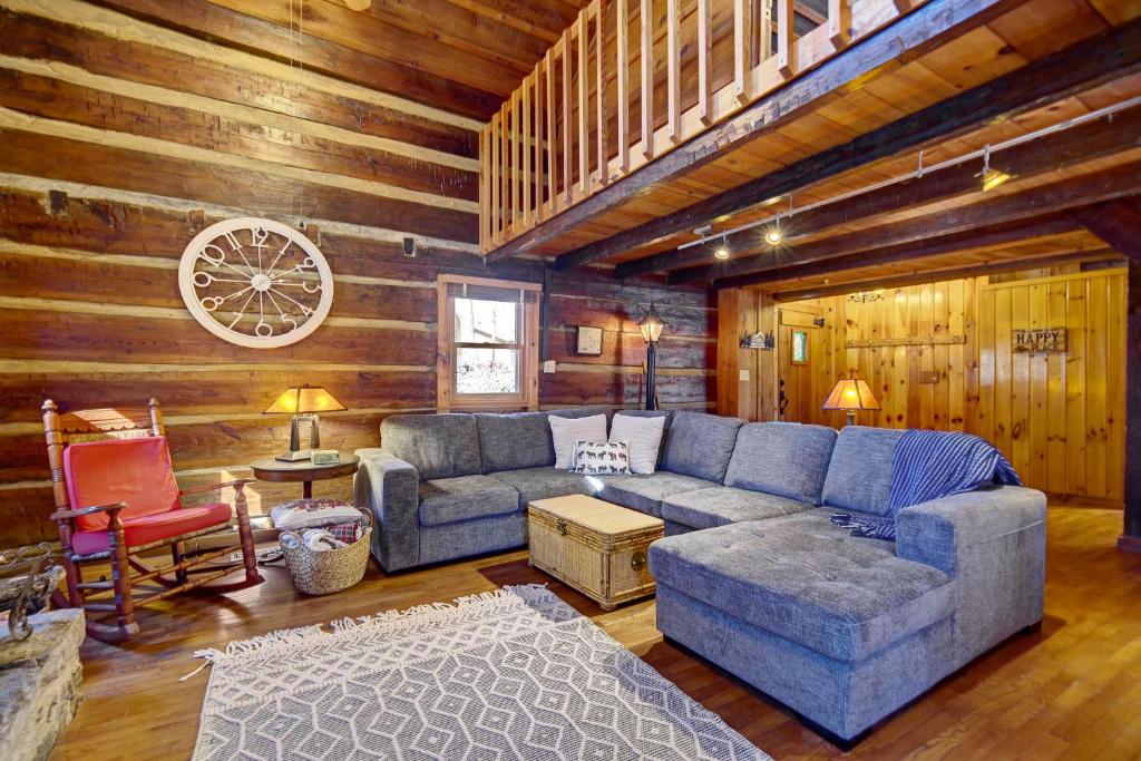 Cozy Log Cabin 6 Mi to Great Smoky Mtns NP! photo 4
