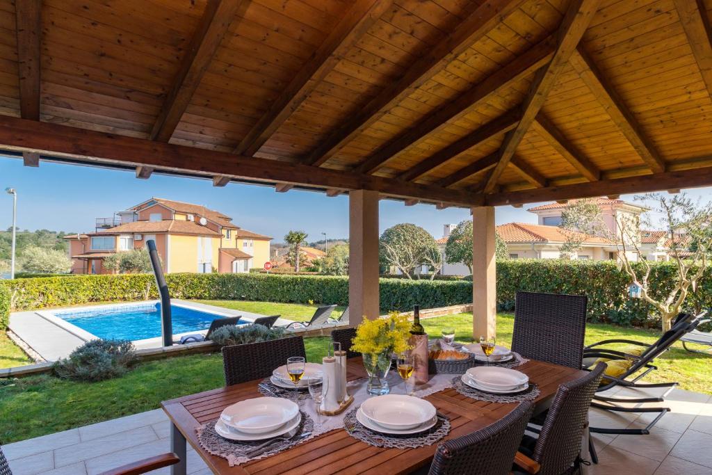 Lovely Istrian apartment with a private swimming pool and a charming garden photo 1