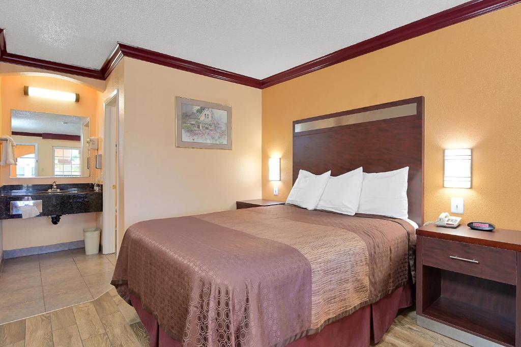 Americas Deluxe Inn- Marysville - Tap to explore photos