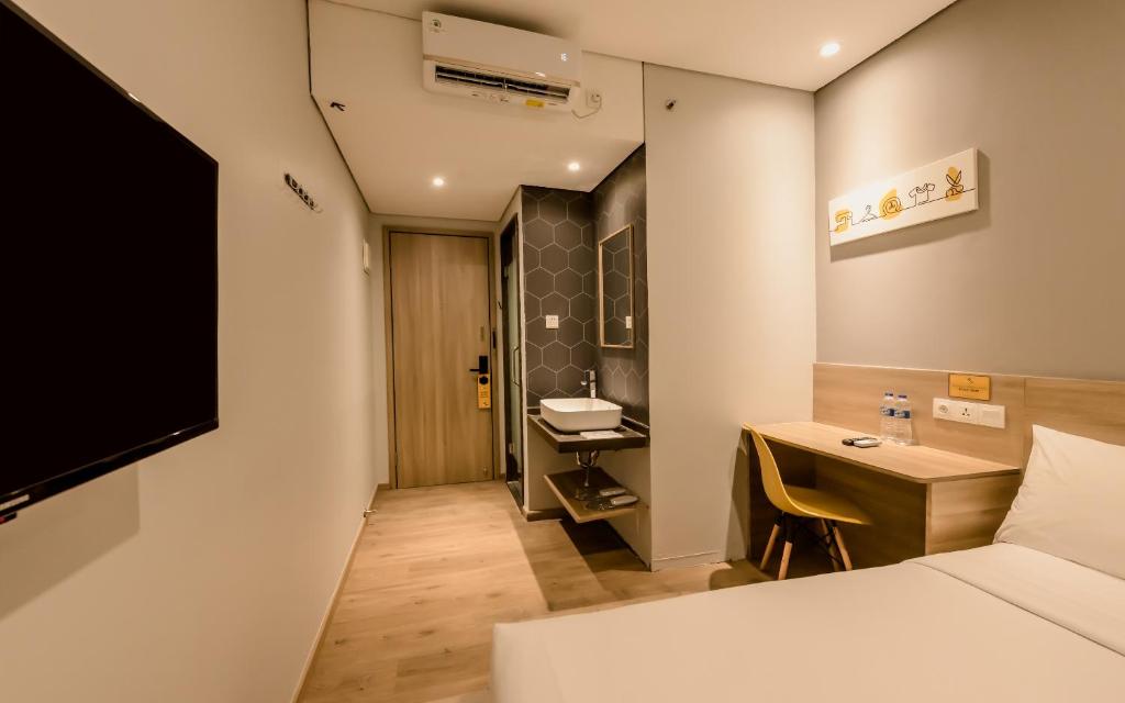 Двухместный (Улучшенный номер с кроватью размера «queen-size»), Simple Inn Jakarta Wahid Hasyim