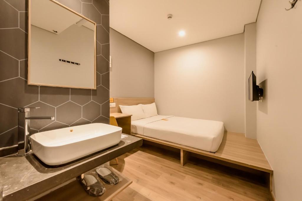 Двухместный (Улучшенный номер с кроватью размера «queen-size»), Simple Inn Jakarta Wahid Hasyim