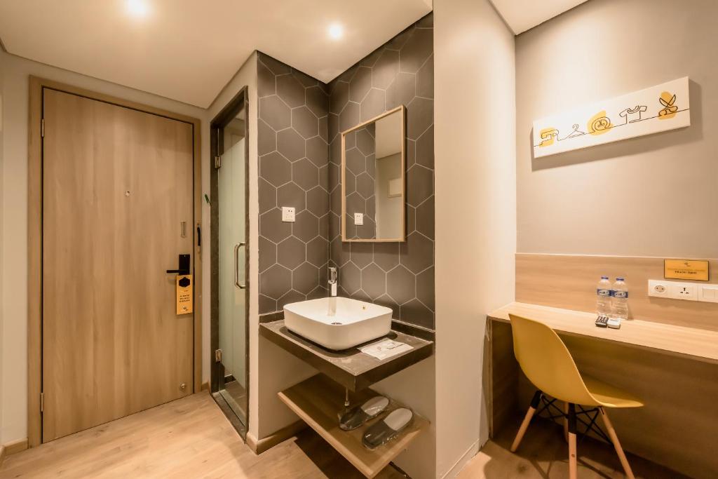 Двухместный (Улучшенный номер с кроватью размера «queen-size»), Simple Inn Jakarta Wahid Hasyim