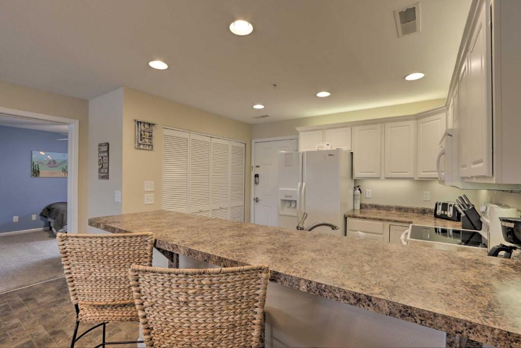 The Lake Escape with Balcony and Pool Access! photo 4