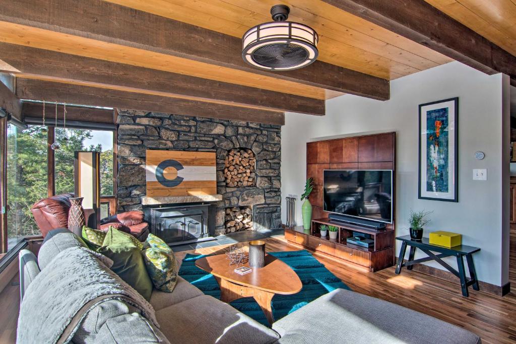 Chic Boulder Mountain Home with Hot Tub and Views photo 4