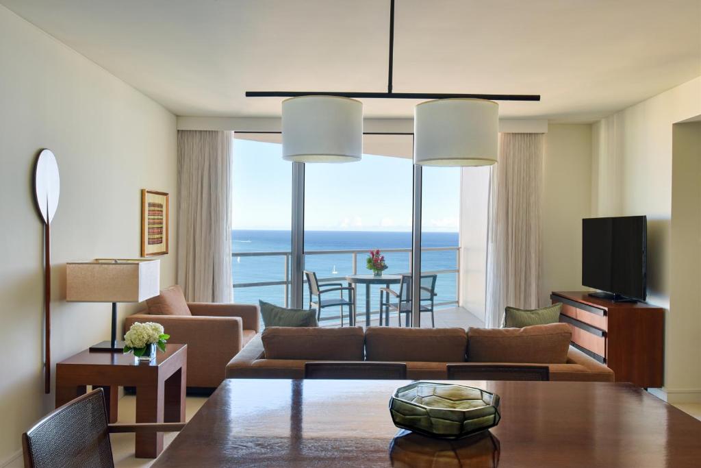 Сьюит (Люкс «Премиум» Plus Den с 1 спальней и видом на океан), Trump International Hotel Waikiki