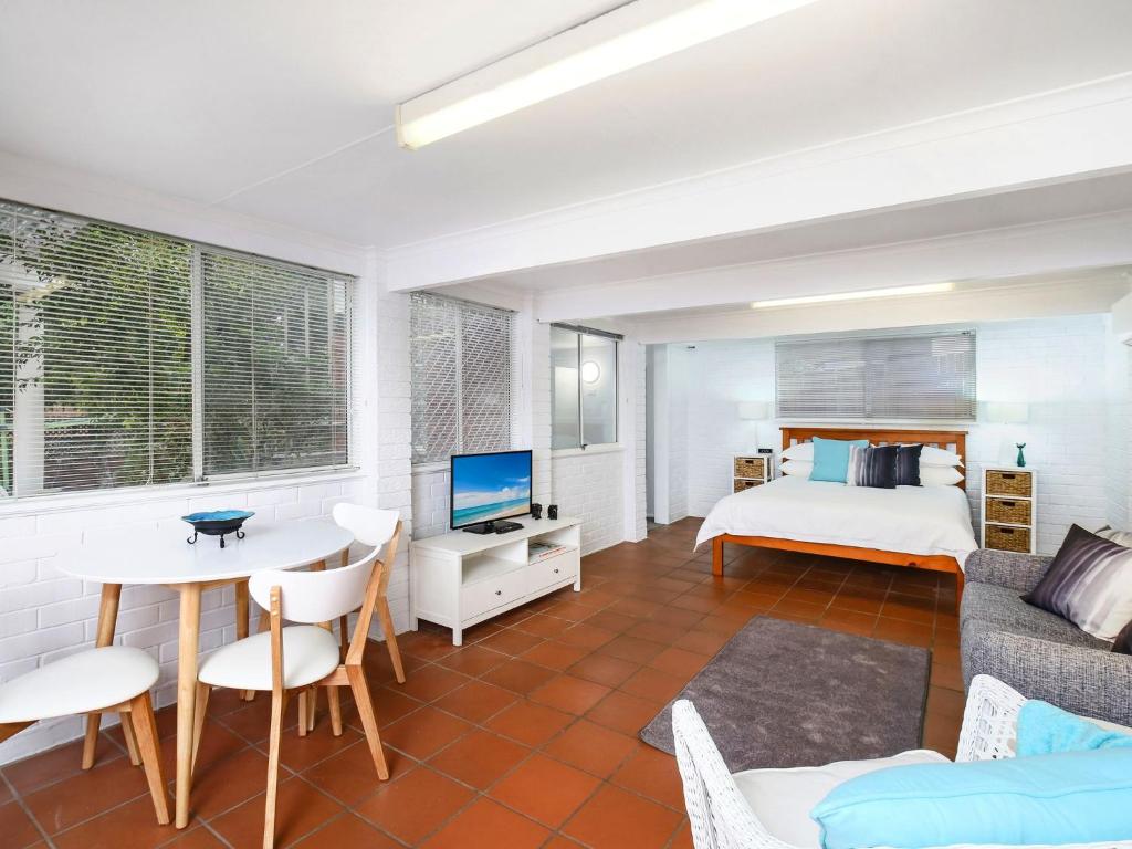 Comfy Studio with Idyllic Yard in Great Location photo 1