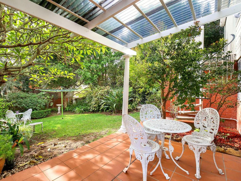 Comfy Studio with Idyllic Yard in Great Location photo 2