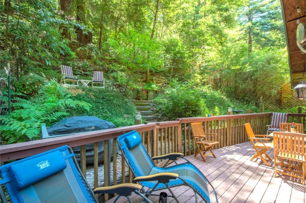 Absolute Zen! Redwoods! BBQ Grill! Fast WiFi!! Ping Pong!! Dog Friendly! photo 1