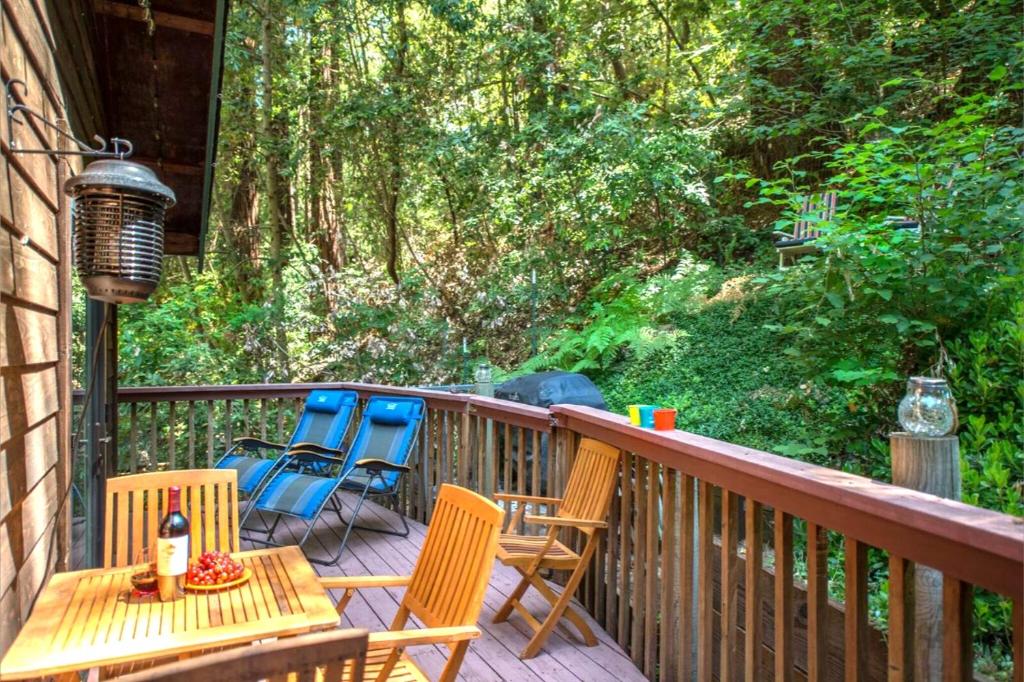 Absolute Zen! Redwoods! BBQ Grill! Fast WiFi!! Ping Pong!! Dog Friendly! photo 2