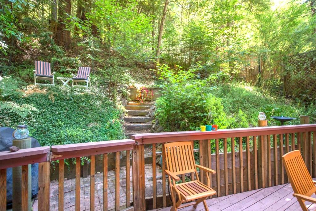 Absolute Zen! Redwoods! BBQ Grill! Fast WiFi!! Ping Pong!! Dog Friendly! photo 3
