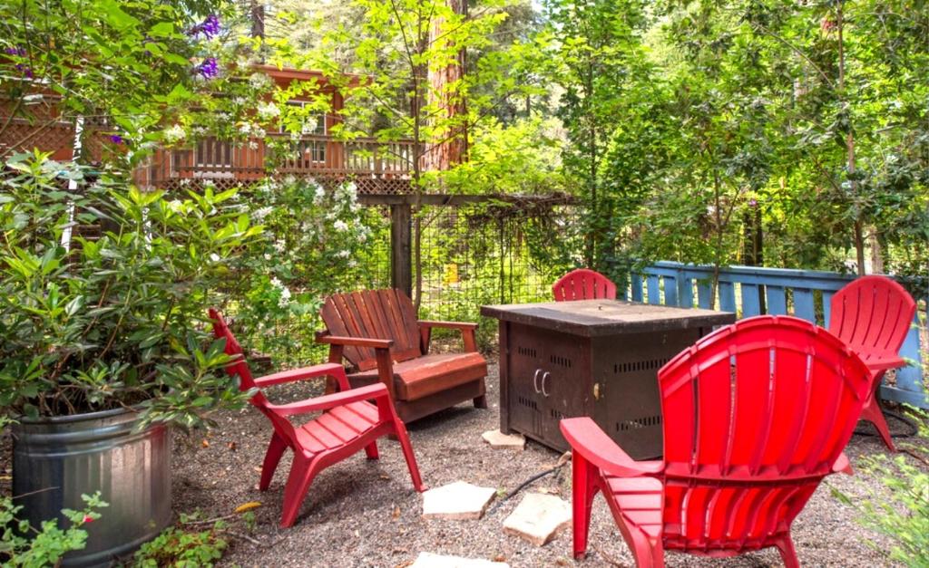 Blue Cherry! Redwoods! BBQ Grill! Fire Table! Ping Pong! Fast WiFi!! Dog Friendly! photo 3