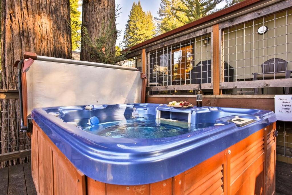 Lily Pad - Hot Tub! Private Dock! BBQ! Game Room! Walk to Town!! Fast WiFi!! Dog Friendly! photo 1