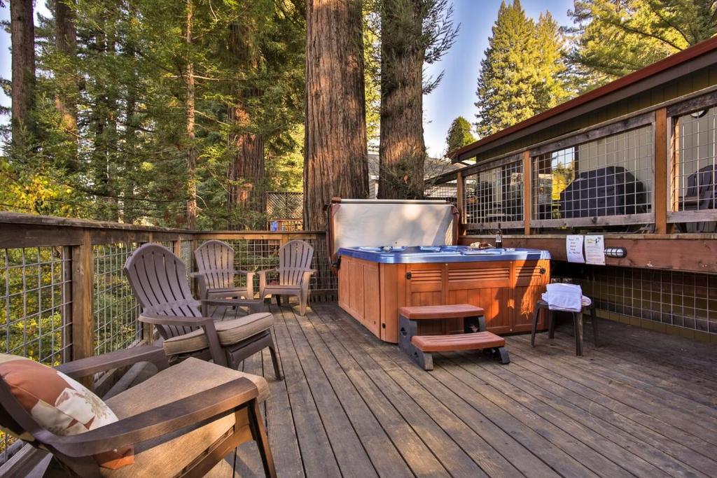 Lily Pad - Hot Tub! Private Dock! BBQ! Game Room! Walk to Town!! Fast WiFi!! Dog Friendly! photo 3